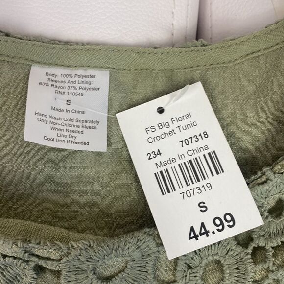 Boutique Lace Floral Overlay 3/4 Sleeve Tunic Top Size S NWT - Picture 5 of 8